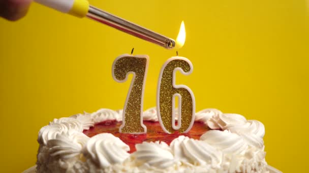 休日のケーキに挿入された番号76の形でろうそくが点灯します 誕生日やランドマークイベントを祝う お祝いのクライマックス — ストック動画