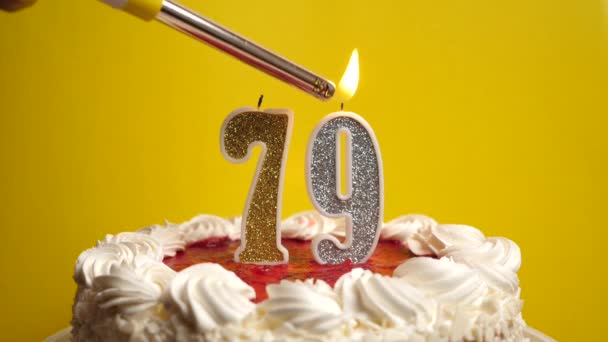 休日のケーキに挿入された番号79の形でキャンドルが点灯します 誕生日やランドマークイベントを祝う お祝いのクライマックス — ストック動画