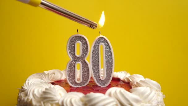 케이크에 숫자의 촛불에 붙인다 생일이나 기념비적 행사를 기념하는 기념식의 — 비디오