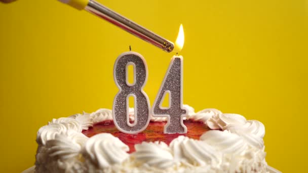 在节日蛋糕中 点燃了一支84号的蜡烛 庆祝生日或具有里程碑意义的事件 庆祝活动的高潮 — 图库视频影像