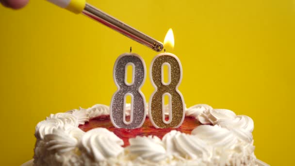 番号88の形でキャンドルは 休日のケーキに挿入され 点灯されます 誕生日やランドマークイベントを祝う お祝いのクライマックス — ストック動画