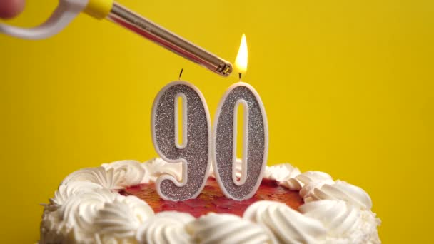 90番の形でキャンドルは 休日のケーキに挿入され 点灯されます 誕生日やランドマークイベントを祝う お祝いのクライマックス — ストック動画
