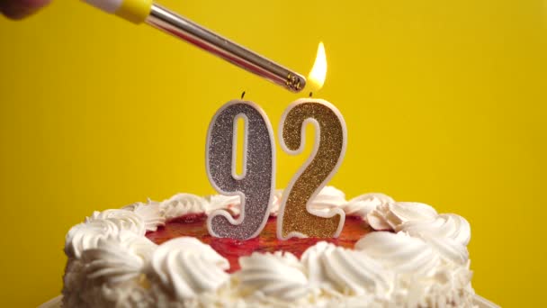 케이크에 숫자의 촛불을 놓는다 생일이나 기념비적 행사를 기념하는 기념식의 — 비디오