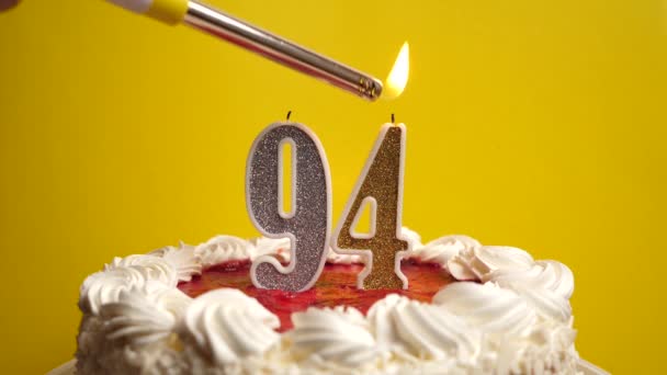 在节日蛋糕中 点燃了一支94号的蜡烛 庆祝生日或具有里程碑意义的事件 庆祝活动的高潮 — 图库视频影像