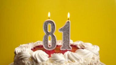 Tatil pastasına sıkışmış 81 numara şeklinde bir mum söndürülür. Bir doğum gününü ya da tarihi bir olayı kutluyoruz. Kutlamanın doruk noktası..
