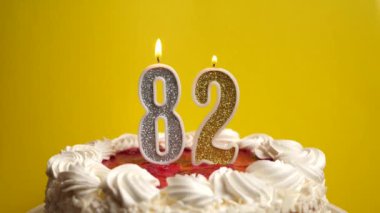 Tatil pastasına sıkışmış 82 numara şeklinde bir mum söndürülür. Bir doğum gününü ya da tarihi bir olayı kutluyoruz. Kutlamanın doruk noktası..
