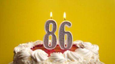 Pastaya sıkışmış 86 numaralı mum, sönmüş vaziyettedir. Bir doğum gününü ya da tarihi bir olayı kutluyoruz. Kutlamanın doruk noktası..