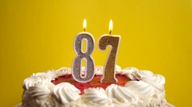 Pastaya sıkışmış 87 numara şeklinde bir mum söndürülür. Bir doğum gününü ya da tarihi bir olayı kutluyoruz. Kutlamanın doruk noktası..