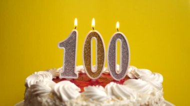 Bayram pastasına sıkışmış 100 numara şeklinde bir mum söndürülür. Bir doğum gününü ya da tarihi bir olayı kutluyoruz. Kutlamanın doruk noktası..