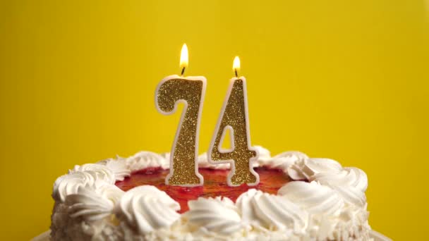 一支74号的蜡烛插在假日蛋糕里 被吹灭了 庆祝生日或具有里程碑意义的事件 庆祝活动的高潮 — 图库视频影像