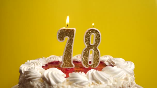 78番の形をしたキャンドルは 休日のケーキに詰め込まれ 吹き飛ばされます 誕生日やランドマークイベントを祝う お祝いのクライマックス — ストック動画