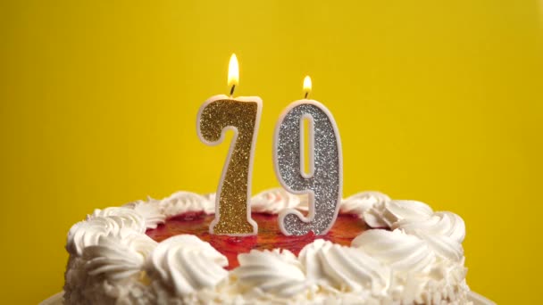 케이크에 번째의 촛불이 꺼진다 생일이나 기념비적 행사를 기념하는 기념식의 — 비디오