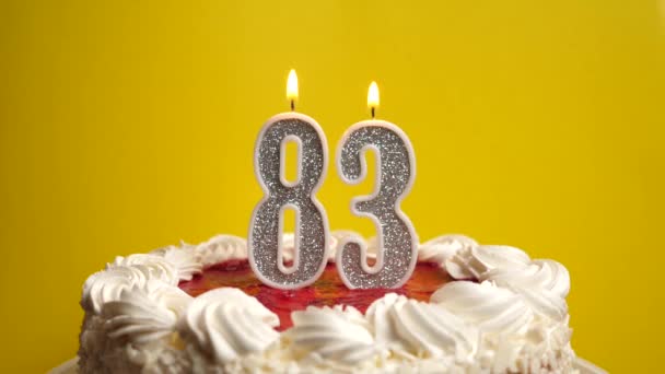83番の形をしたキャンドルは 休日のケーキに詰め込まれ 吹き飛ばされます 誕生日やランドマークイベントを祝う お祝いのクライマックス — ストック動画