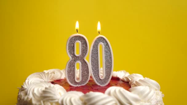 一支80号的蜡烛插在假日蛋糕里 被吹灭了 庆祝生日或具有里程碑意义的事件 庆祝活动的高潮 — 图库视频影像