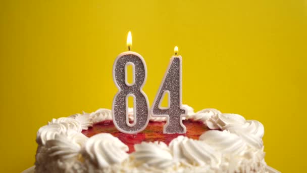 一支84号的蜡烛插在假日蛋糕里 被吹灭了 庆祝生日或具有里程碑意义的事件 庆祝活动的高潮 — 图库视频影像