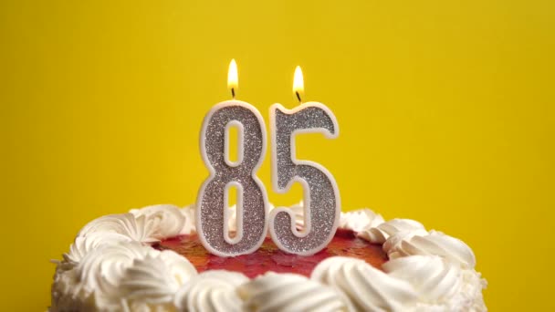 休日のケーキに詰め込まれた85番の形のキャンドルが吹き飛ばされます 誕生日やランドマークイベントを祝う お祝いのクライマックス — ストック動画