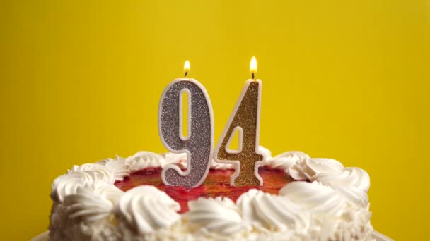 一支94号的蜡烛插在假日蛋糕里 被吹灭了 庆祝生日或具有里程碑意义的事件 庆祝活动的高潮 — 图库视频影像