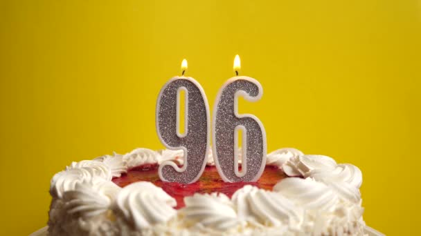 96号的蜡烛插在假日蛋糕里 被吹灭了 庆祝生日或具有里程碑意义的事件 庆祝活动的高潮 — 图库视频影像