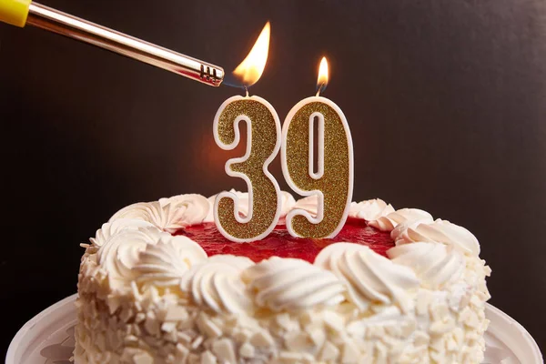 お祝いのケーキに詰まった39番の形のろうそくが灯されます 誕生日やランドマークイベントを祝う お祝いのクライマックス — ストック写真