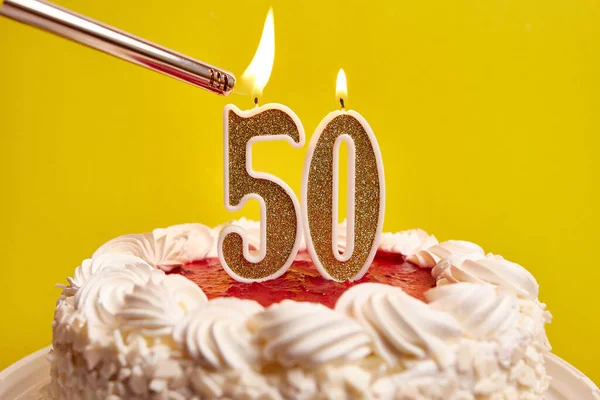 50 numara şeklinde bir mum, şenlikli bir pastaya sıkıştı ve yakıldı. Bir doğum gününü ya da tarihi bir olayı kutluyoruz. Kutlamanın doruk noktası..