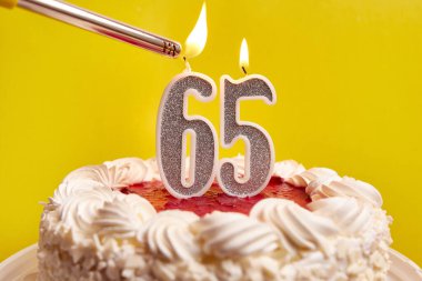 Şenlikli bir pastaya sıkışan 65 numaralı mum yakılıyor. Bir doğum gününü ya da tarihi bir olayı kutluyoruz. Kutlamanın doruk noktası..