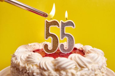 Şenlikli bir pastaya sıkışmış 55 numaralı mum, yakılıyor. Bir doğum gününü ya da tarihi bir olayı kutluyoruz. Kutlamanın doruk noktası..