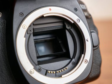 Dijital SLR kamera süngüsü. Değiştirilebilir lensleri olan bir kamera. Süngü yakın plan..