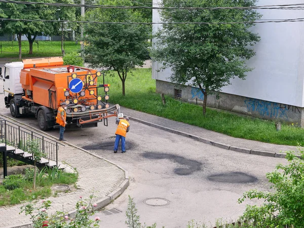 Workers Repairing Road Surface Help Special Vehicle Equipment — Stock Photo, Image