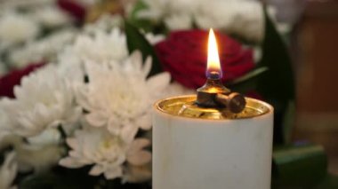 Ayin sırasında bir gaz lambası yanıyor. Dini kültür ve gelenekler.