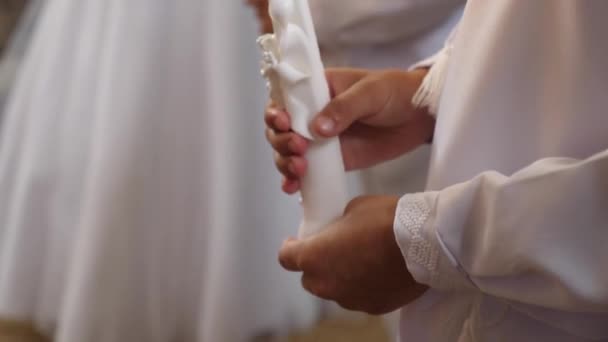 Podczas Liturgii Poświęconej Pierwszej Komunii Świętej Dzieci Chłopiec Trzyma Ręku — Wideo stockowe