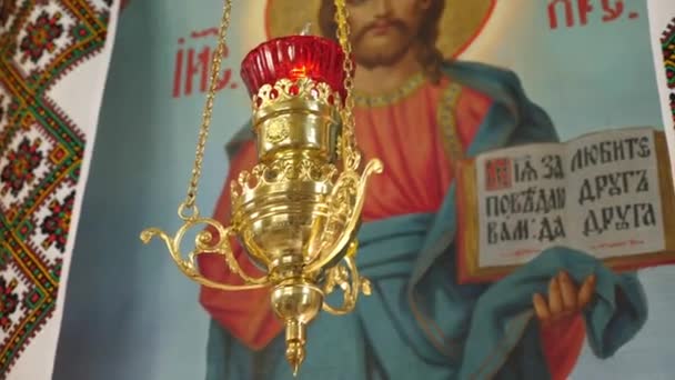 Hořící Lampa Pozadí Ikony Ježíše Krista Božími Přikázáními — Stock video