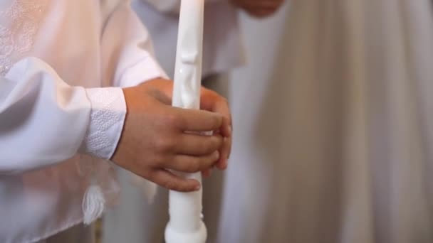 Podczas Liturgii Poświęconej Pierwszej Komunii Świętej Dzieci Chłopiec Trzyma Ręku — Wideo stockowe
