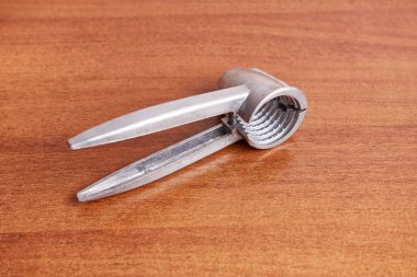 Fındıkkıran mutfak masasında yatıyor. Mutfakta çalışmak için mutfak aletleri..