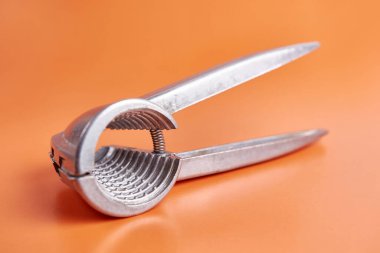 Cevizler fındık kıracağıyla paylaştırılır. Mutfakta çalışmak için mutfak aletleri..