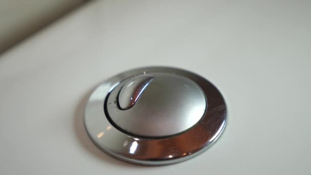 Presionan Botón Para Tirar Inodoro Fontanería Baño — Vídeos de Stock