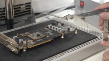 GPU çipinin lehimlenmemesi için video kartı ve kızılötesi lehim istasyonu hazırlama.