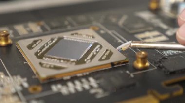 GPU çipinin lehimlenmemesi için video kartı ve kızılötesi lehim istasyonu hazırlama.