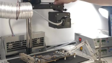 Kızılötesi lehimleme istasyonu kurulumu ve GPU çip bozma işlemi. Bilgisayar ekipmanlarının bakımı ve onarımı.