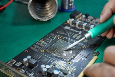 GPU çipini lehimlemek için video kartın iletişim grubunu temizliyorum. Lehim demiri C245. Bilgisayar ekipmanlarının bakımı ve onarımı.