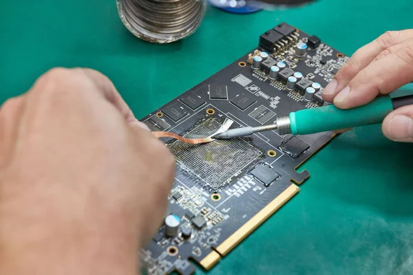 清除用于焊接Gpu芯片的视频卡的接触组 焊铁C245 计算机设备的维护和维修 — 图库照片