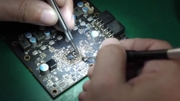 Desolando Chip Usando Ferro Solda C115 Manutenção Reparação Equipamento Informático — Vídeo de Stock