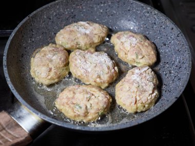 Et pirzolası tavada kızartılır. Ev yemekleri. Kıymadan ev yapımı yemekler..