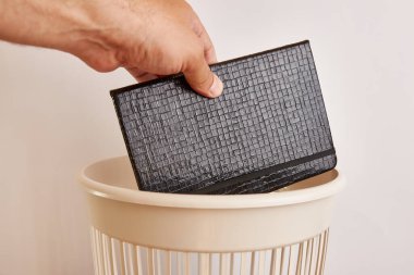 Siyah not defterleri geri dönüştürülüp çöpe atılıyor. Atıkları imha ve geri dönüşüm kavramı.