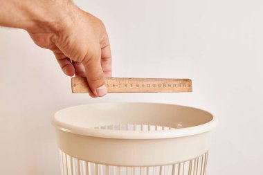 Eski ahşap cetvel geri dönüştürülür ve çöpe atılır. Atıkları imha ve geri dönüşüm kavramı.