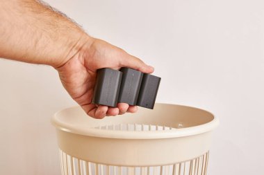 Eski piller geri dönüştürülüyor ve çöpe atılıyor. Atıkları imha ve geri dönüşüm kavramı.