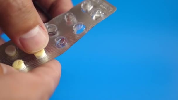 Comprimido Extrae Del Envase Hacia Palma Mano Tratamiento Toma Medicamentos — Vídeos de Stock