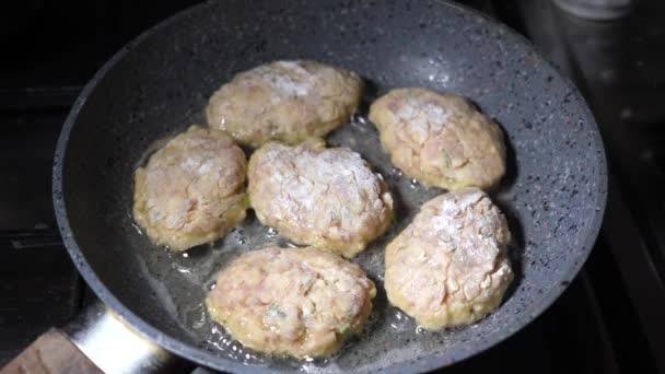 肉片放在锅里炸 家常菜 用切肉做的自制菜肴 — 图库视频影像