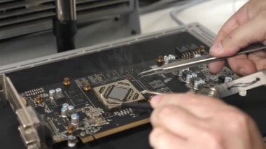 Kızılötesi lehimleme istasyonu kullanarak bir GPU çipini bozma işlemi. Bilgisayar ekipmanlarının bakımı ve onarımı.