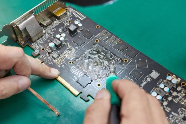 GPU çipini lehimlemek için video kartın iletişim grubunu temizliyorum. Lehim demiri C245. Bilgisayar ekipmanlarının bakımı ve onarımı.