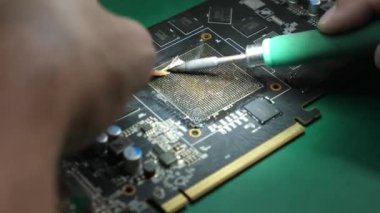 GPU çipi için temas grubunu temizliyorum. Bilgisayar ekipmanlarının bakımı ve onarımı.